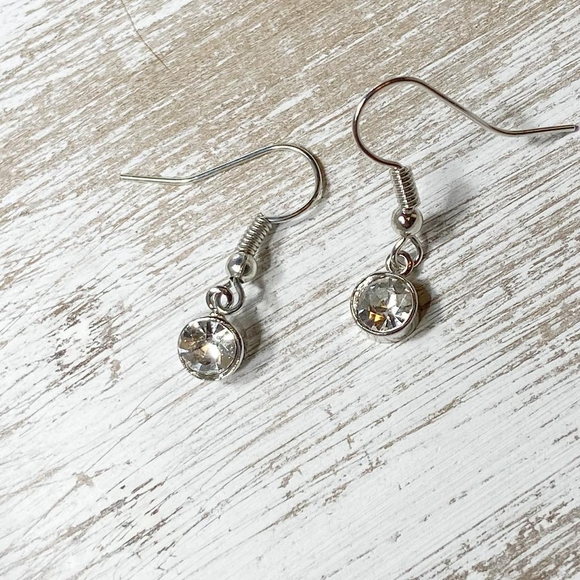 Alquimia Jewelry - DAINTY DIAMOND DROP EARRINGS